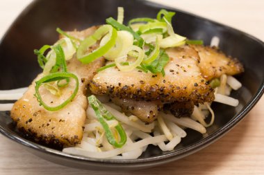 Karabiber ile kavrulmuş domuz eti