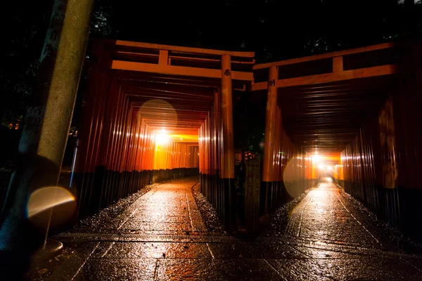 Porte Rouge Tori au Sanctuaire Fushimi Inari, Kyoto — Photo