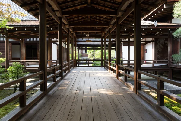 京都市の寺院の伝統的な日本の戸口 — ストック写真