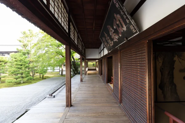 Tradiční japonské vchodu do chrámu v Kjótu, Japonsko — Stock fotografie