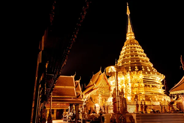 Świątyni Doi Suthep w Chiang Mai w nocy — Zdjęcie stockowe
