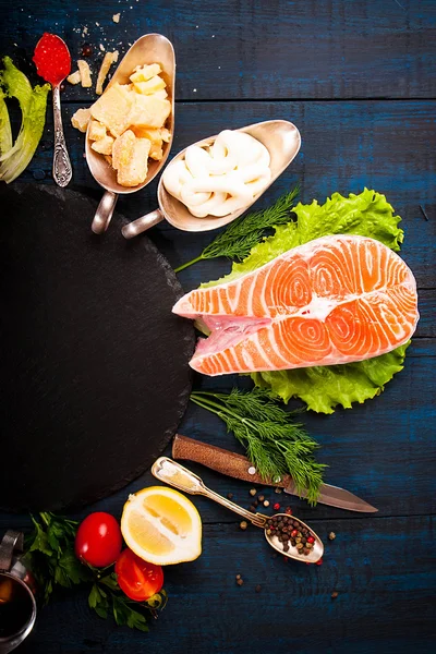 Komposition mit frischem Lachs, Kräutern, Parmesan und Gewürzen. Lebensmittel-Hintergrund. Raum für Text — Stockfoto