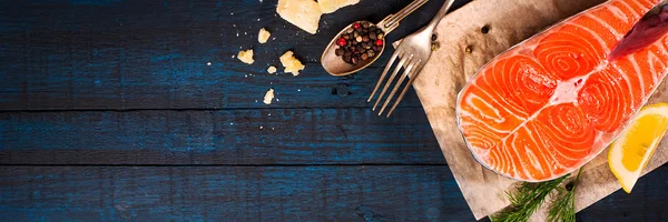 Komposition mit frischem Lachs, Kräutern, Parmesan und Gewürzen. Lebensmittel-Hintergrund. Raum für Text — Stockfoto