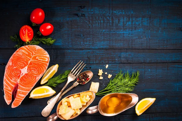 Komposition mit frischem Lachs, Kräutern, Parmesan und Gewürzen. Lebensmittel-Hintergrund. Raum für Text — Stockfoto