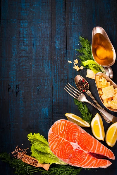 Komposition mit frischem Lachs, Kräutern, Parmesan und Gewürzen. Lebensmittel-Hintergrund. Raum für Text — Stockfoto