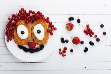 Bir palyaço olarak waffle ve çilek ile Kahvaltı