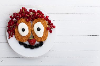 Bir palyaço olarak waffle ve çilek ile Kahvaltı