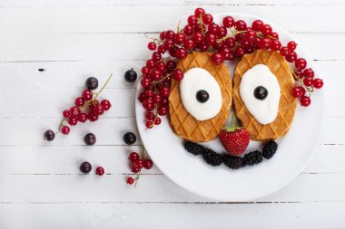 Bir palyaço olarak waffle ve çilek ile Kahvaltı