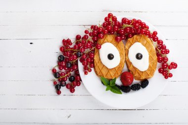 Bir palyaço olarak waffle ve çilek ile Kahvaltı