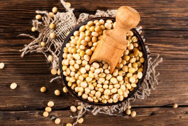 Ahşap arka plan üzerinde soya fasulyesi. rustik tarzı