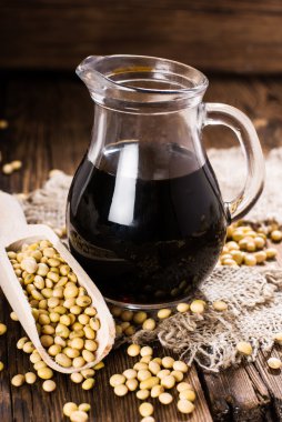 Ahşap arka plan üzerinde soya fasulyesi. rustik tarzı