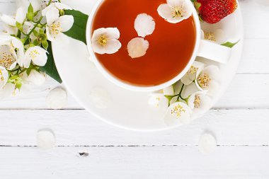 Bir fincan çay beyaz bir yüzeyi ile gebe