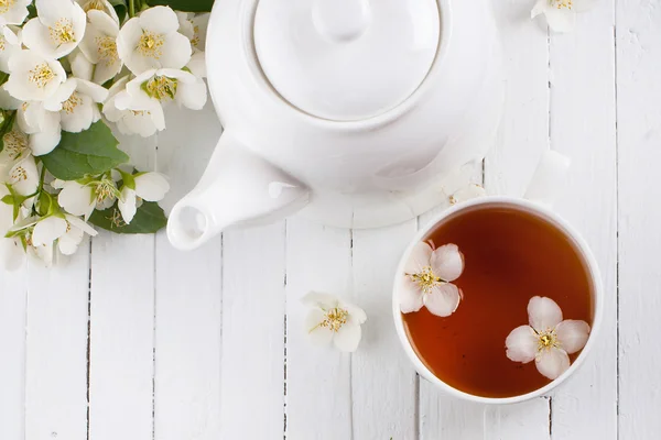 Konzipiert mit einer Tasse Tee auf einer weißen Oberfläche — Stockfoto