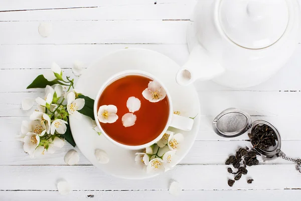 Concepito con una tazza di tè su una superficie bianca — Foto Stock