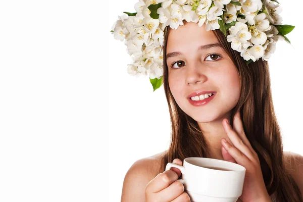 Yasemin çelenk ve yeşil çay bir fincan izole beyaz arka plan üzerinde giyen güzel kız — Stok fotoğraf