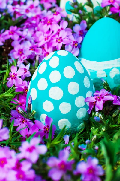 Uova di Pasqua su prato fiorito. focus selettivo — Foto Stock