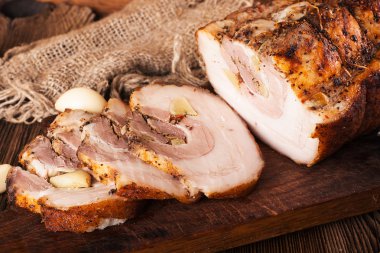 Baharat ile pişmiş domuz çivi. Rustik tarzı.