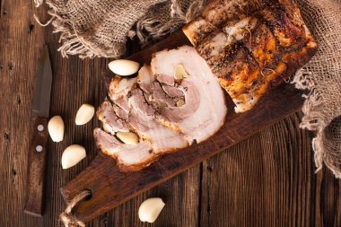 Baharat ile pişmiş domuz çivi. Rustik tarzı.