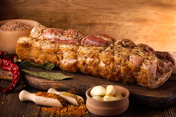 Domuz knuckle ahşap arka plan üzerinde. Hazırlık