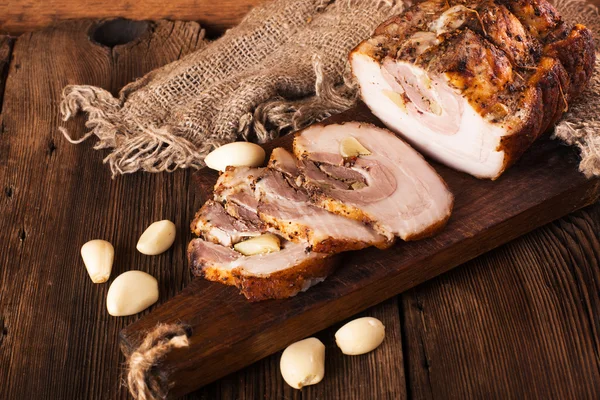 Carne de porc coaptă cu condimente. Stilul rustic . — Fotografie, imagine de stoc