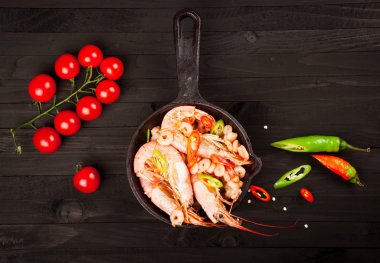 ahşap bir arka plan üzerinde karides. Üstten Görünüm