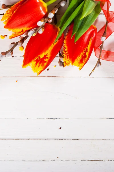 Un ramo de tulipanes y huevos de Pascua sobre fondo blanco — Foto de Stock