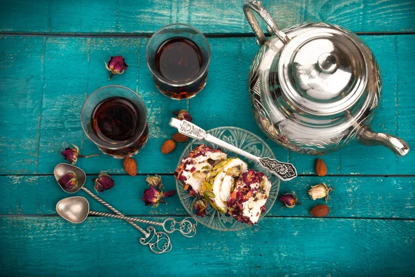 Çay ve Türk lokumu ahşap arka plan üzerinde — Stok fotoğraf