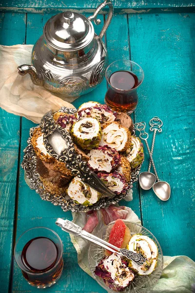 Chá e prazer turco no fundo de madeira — Fotografia de Stock