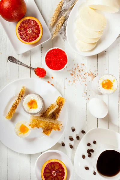 Café da manhã com ovos e café em um fundo branco . — Fotografia de Stock