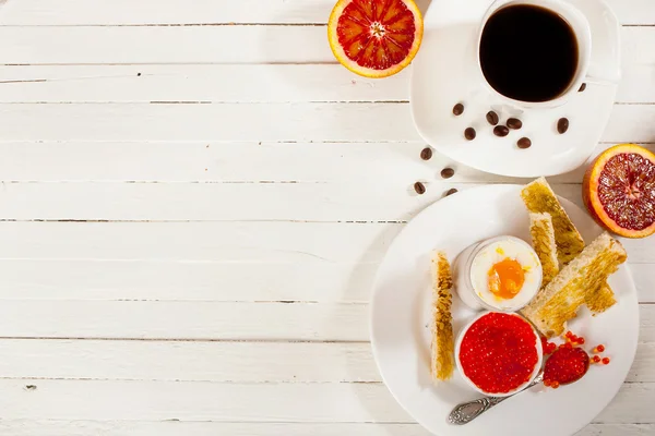 Petit déjeuner avec œufs et café sur fond blanc . — Photo