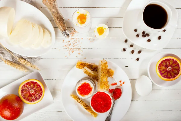 Café da manhã com ovos e café em um fundo branco . — Fotografia de Stock