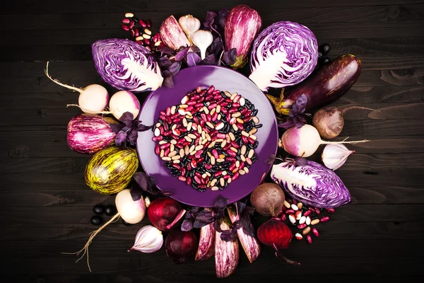 Lila Gemüse auf einem hölzernen Hintergrund — Stockfoto
