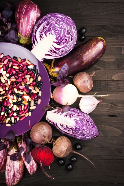 Lila Gemüse auf einem hölzernen Hintergrund — Stockfoto