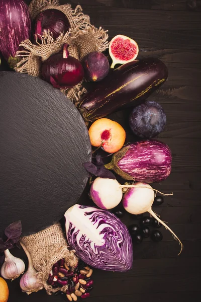 Verduras púrpuras sobre un fondo de madera — Foto de Stock