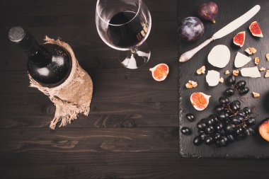 Gıda arka plan kırmızı şarap, incir, üzüm ve peynir ile