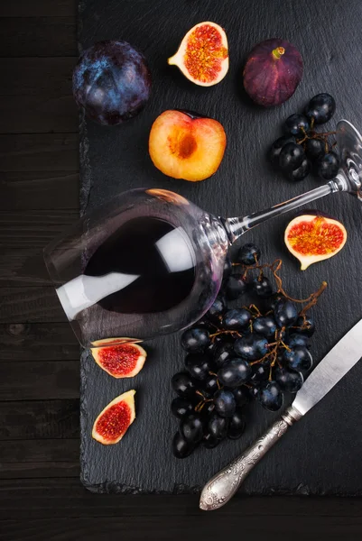 Fondo gastronomico con vino rosso, fichi, uva e formaggio — Foto Stock