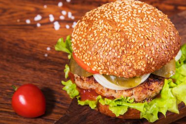 Ev yapımı hamburger ahşap arka plan üzerinde. Rustik tarzı