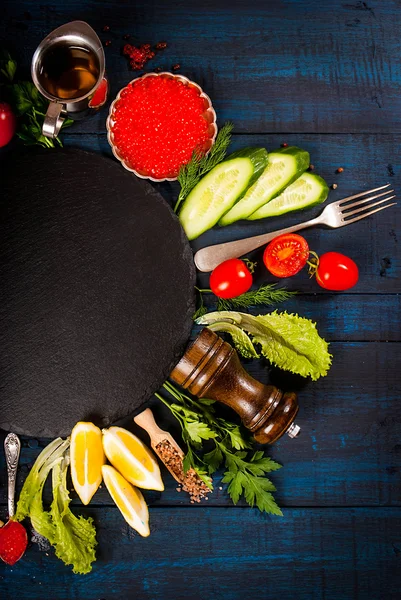 Sammansättning med färsk lax, örter, parmesan och kryddor. Mat bakgrund. Utrymme för text — Stockfoto