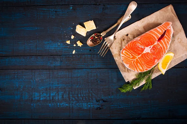 Samenstelling met verse zalm, kruiden, parmezaan en specerijen. Voedsel achtergrond. Ruimte voor tekst — Stockfoto