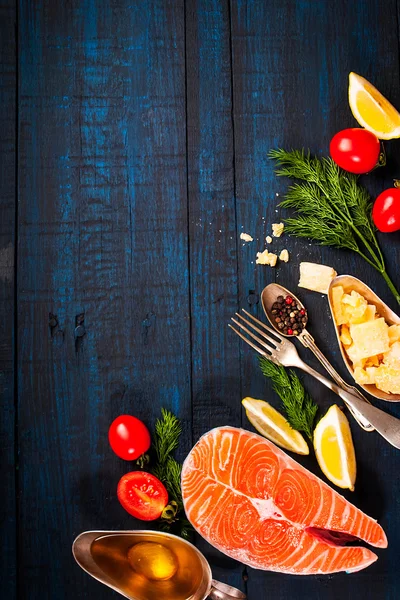 Komposition mit frischem Lachs, Kräutern, Parmesan und Gewürzen. Lebensmittel-Hintergrund. Raum für Text — Stockfoto