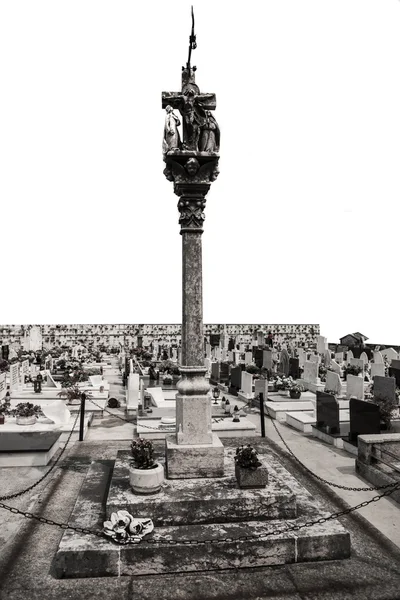 Obelisco no velho cemitério . — Fotografia de Stock