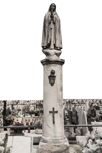 Obelisco no velho cemitério . — Fotografia de Stock