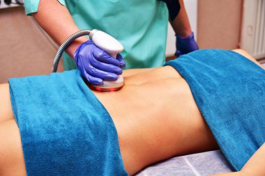 Süpürge masajı. Donanım kozmetolojisi. Vücut bakımı. Cerrahi olmayan vücut şekillendirme. Güzellik salonunda anti-selülit ve anti-yağ tedavisi