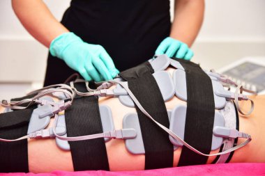 Benim uyarılmam. Donanım kozmetolojisi. Vücut bakımı. Cerrahi olmayan vücut şekillendirme. Güzellik salonunda anti-selülit ve anti-yağ tedavisi. 