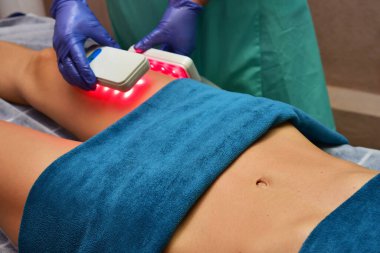 Lipo lazeri. Donanım kozmetolojisi. Vücut bakımı. Cerrahi olmayan vücut şekillendirme. Güzellik salonunda vücut şekillendirme tedavisi, anti-selülit ve anti-yağ terapisi.