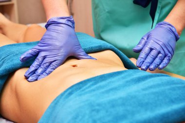 Anti-selülit el masajı. Vücut bakımı. Cerrahi olmayan vücut şekillendirme. Güzellik salonunda anti-selülit ve anti-yağ tedavisi.