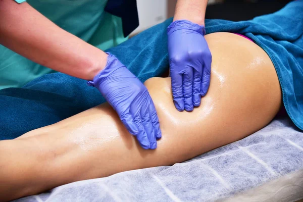Antycellulitowy Masaż Dłoni Opieka Ciała Niechirurgiczne Rzeźbienie Ciała Terapia Antycellulitowa — Zdjęcie stockowe