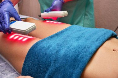Lipo lazeri. Donanım kozmetolojisi. Vücut bakımı. Cerrahi olmayan vücut şekillendirme. Güzellik salonunda vücut şekillendirme tedavisi, anti-selülit ve anti-yağ terapisi.