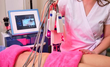 Lipo lazeri. Donanım kozmetolojisi. Vücut bakımı. Cerrahi olmayan vücut şekillendirme. Güzellik salonunda vücut şekillendirme tedavisi, anti-selülit ve anti-yağ terapisi.