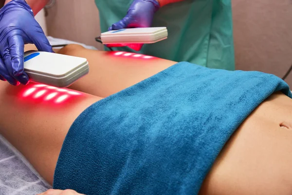 Lipo lazeri. Donanım kozmetolojisi. Vücut bakımı. Cerrahi olmayan vücut şekillendirme. Güzellik salonunda vücut şekillendirme tedavisi, anti-selülit ve anti-yağ terapisi.